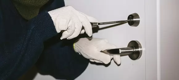 空き巣・泥棒の手口④「サムターン回し・ピッキング」