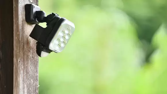 空き巣・泥棒は侵入時に「光」をあてられることを嫌う