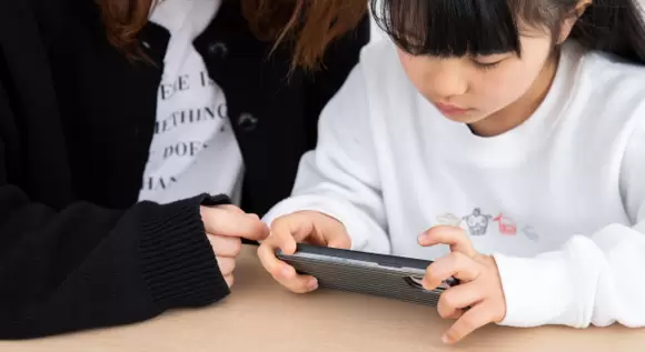 保護者が見守ることで、安心・安全な子どものスマホ利用を！